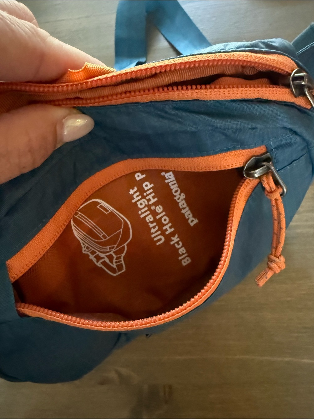 Patagonia- Ultralight Black Hole Hip Pouch - Picture 4 of 4
